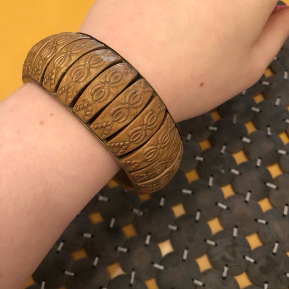 Unique! ✨ Oversized Embellished Bangle Bracelet - Picture 3 of 8